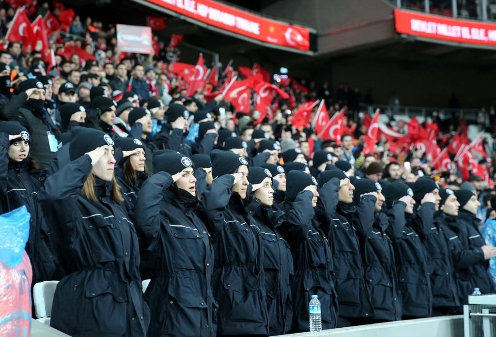 Yıldızlar teröre karşı sahaya indi