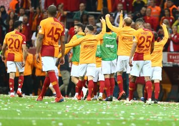 Aslan'dan zirveye pençe!