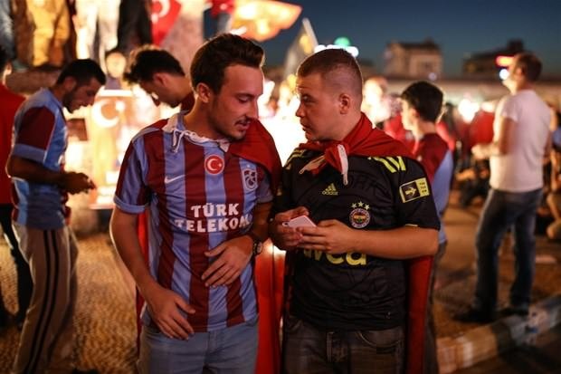Taraftar grupları demokrasi yürüyüşünde