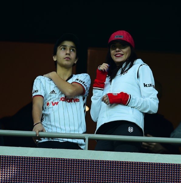 Şükran Ovalı, üçlü çektirdi