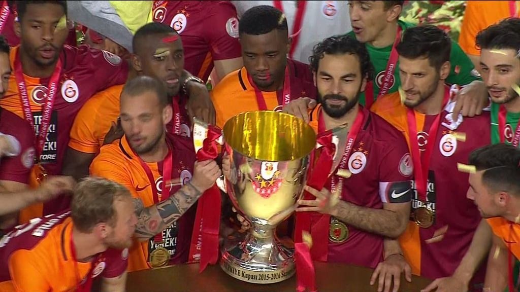 Aslan kupasını kaldırdı!