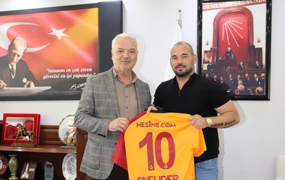 Galatasaraylı eski yıldızı Wesley Sneijder Saruhanlı Belediyesi’ne ziyaret gerçekleştirdi