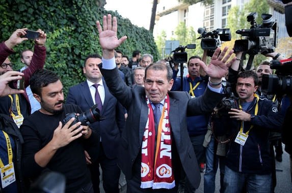 Dursun Özbek taraftarlarla stada yürüdü