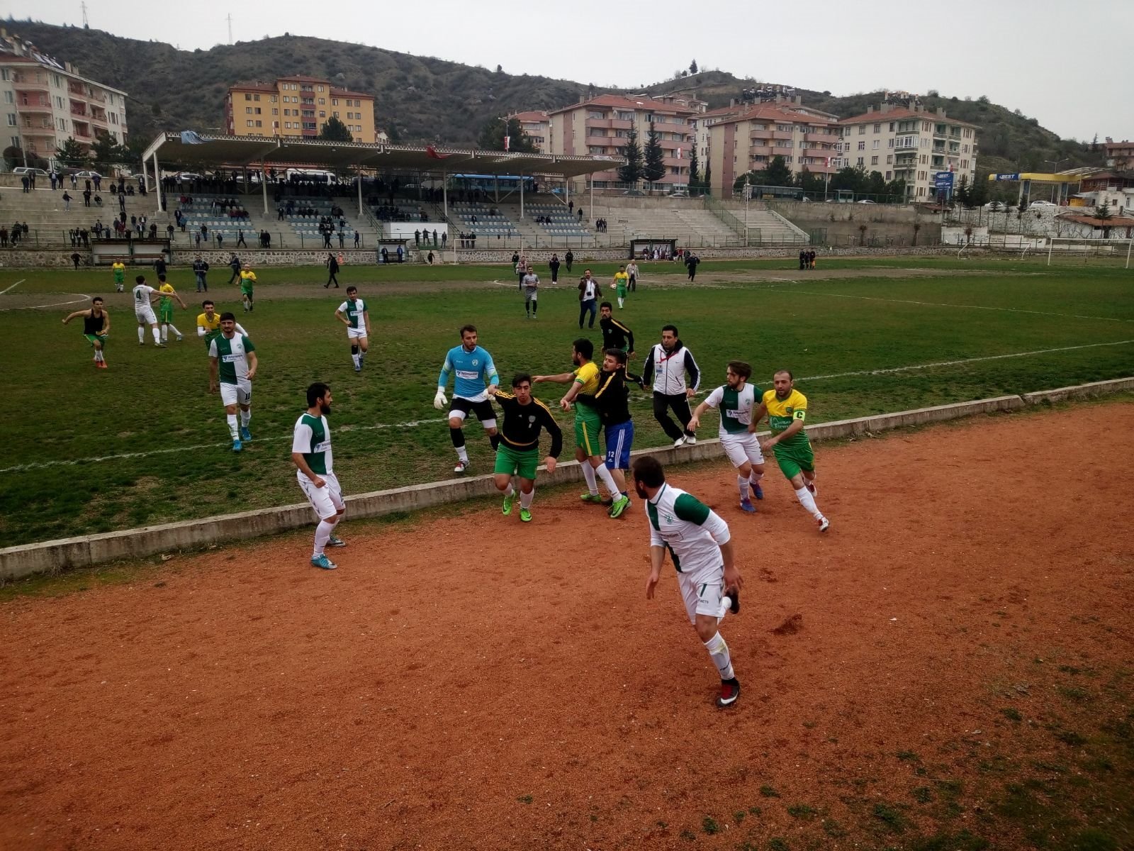 Futbolcular tekme tokat kavga etti!