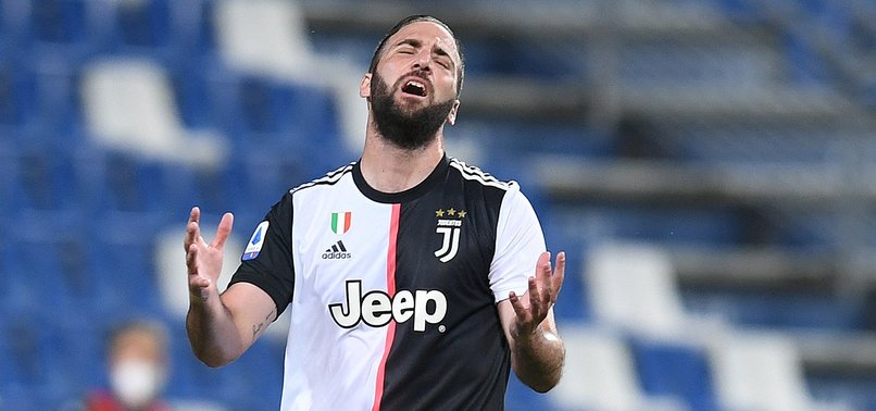 juventus gonzalo higuain ile yollarini
