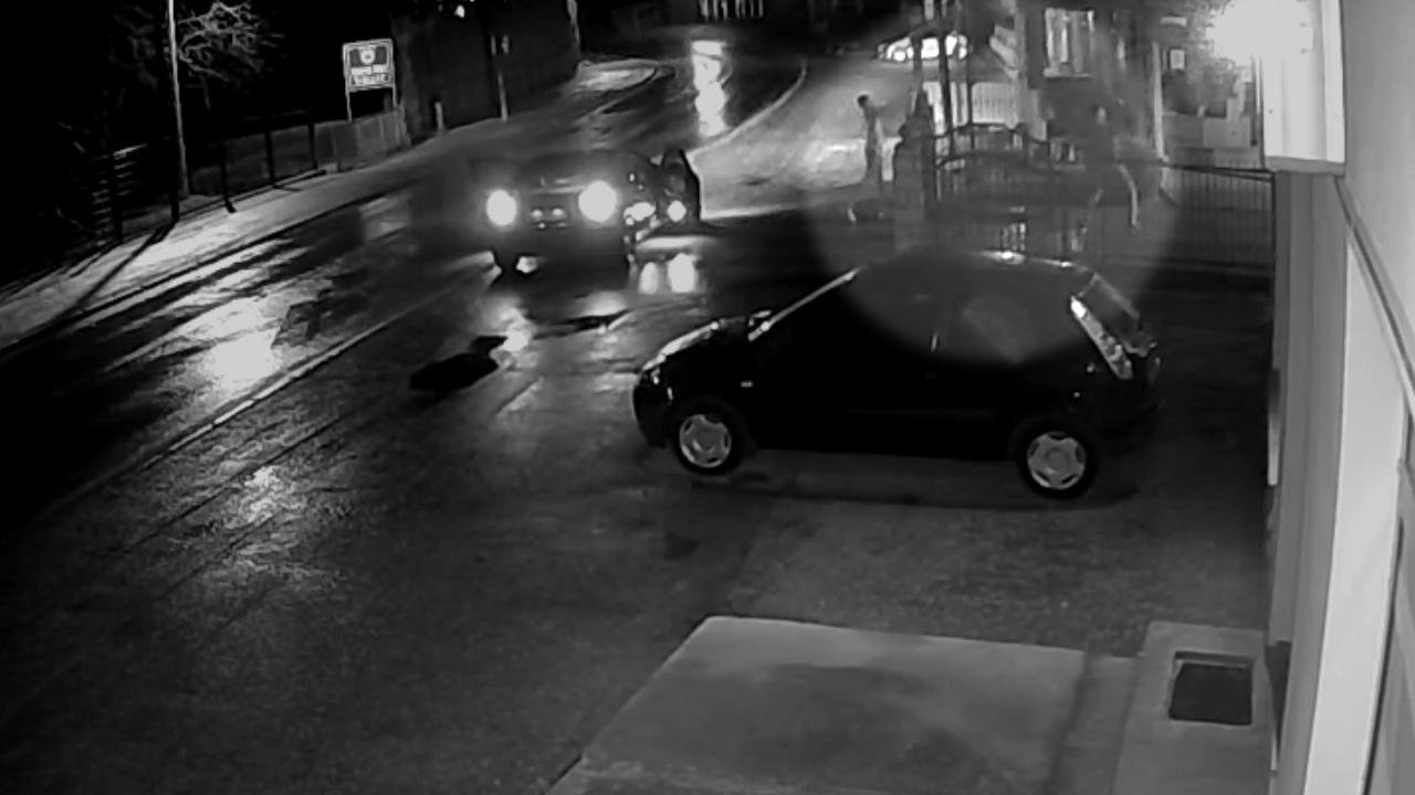 Şok görüntüler! Ünlü futbolcudan camiye saldırı!