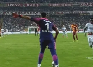 Muslera, Eto'o'yu yine çalımladı