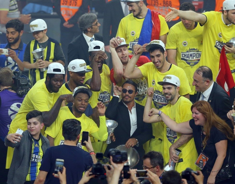 Datome söz verdi, saçlarını kestirdi