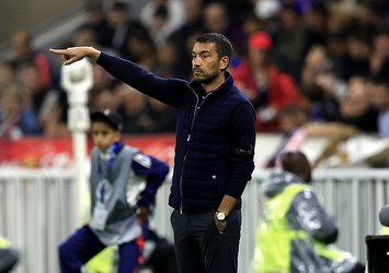 Van Bronckhorst: Onu farklı yerde denemek istedik!