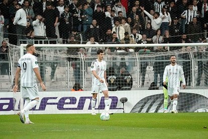 Kartal evinde dağıldı!