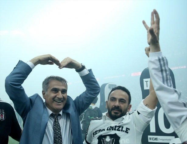 Maç sonunda Arena’da büyük çoşku!