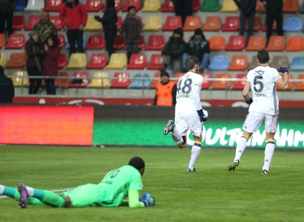 Kayserispor-Fenerbahçe karşılaşmasından kareler