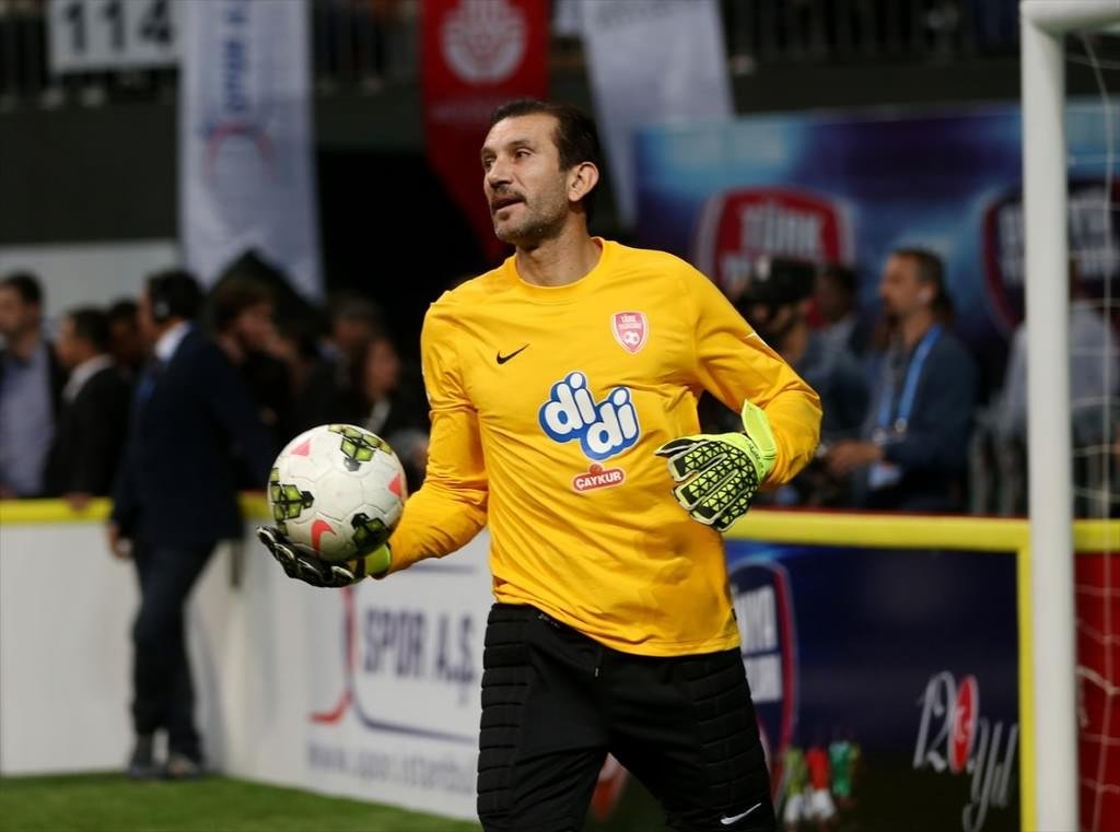 Futbolun yıldızları Darülaceze için oynadı