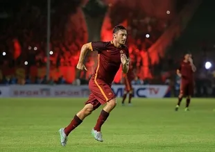 Totti ligdeki 250. golünü attı