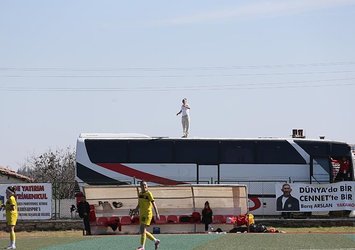 Takım otobüsünün üstüne çıkarak taktik verdi!