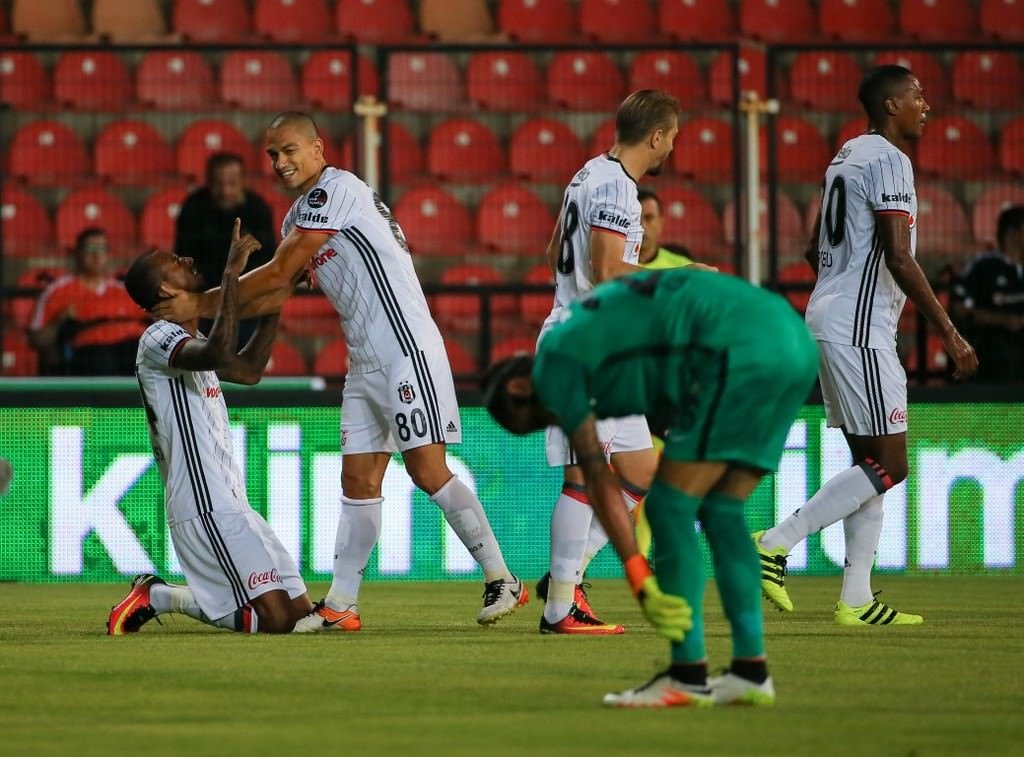 Beşiktaş, Akhisar deplasmanında rahat kazandı