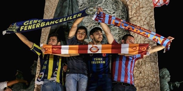 Taraftar grupları demokrasi yürüyüşünde