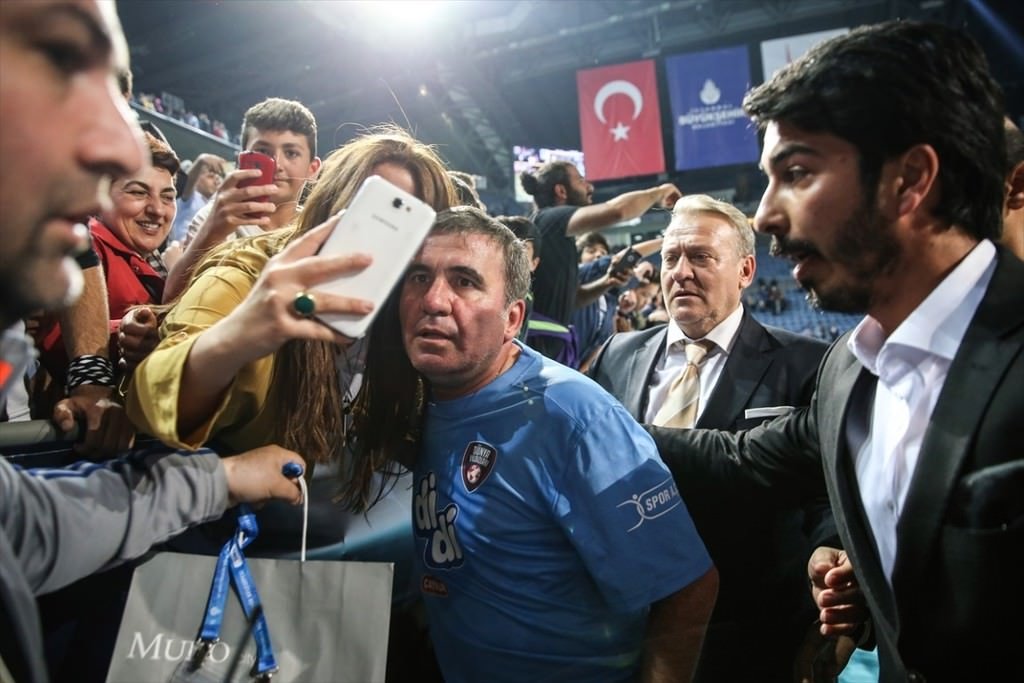 Futbolun yıldızları Darülaceze için oynadı