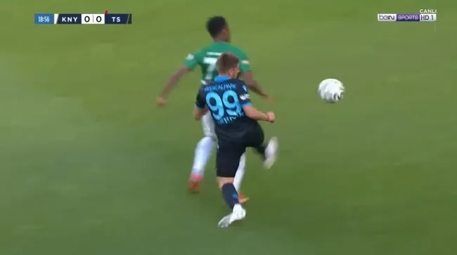 Son dakika spor haberi: Trabzonspor Konyaspor karşısında 10 kişi kaldı! İşte kırmızı kart anı... - 1
