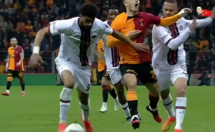 Galatasaray - Fatih Karagümrük maçında bir penaltı kararı daha verildi! İşte o pozisyon - 3