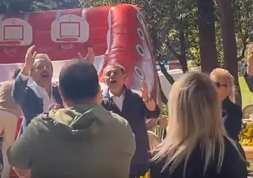 Özbek'ten 'Fener ağlama' tezahüratı!