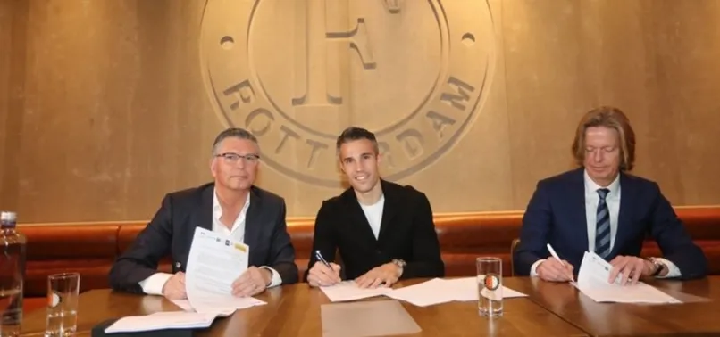 Robin van Persie imzayı attı