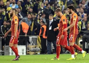 Aslan zirveden uzaklaşıyor