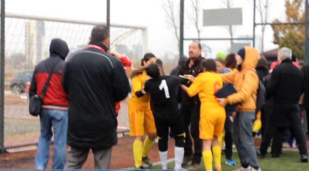 Kayseri’de kadın futbolcular kavga etti