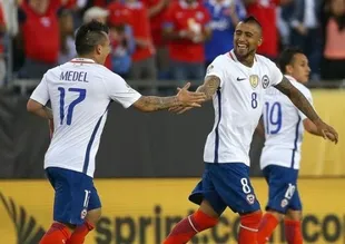 Arturo Vidal Şili'yi sırtladı