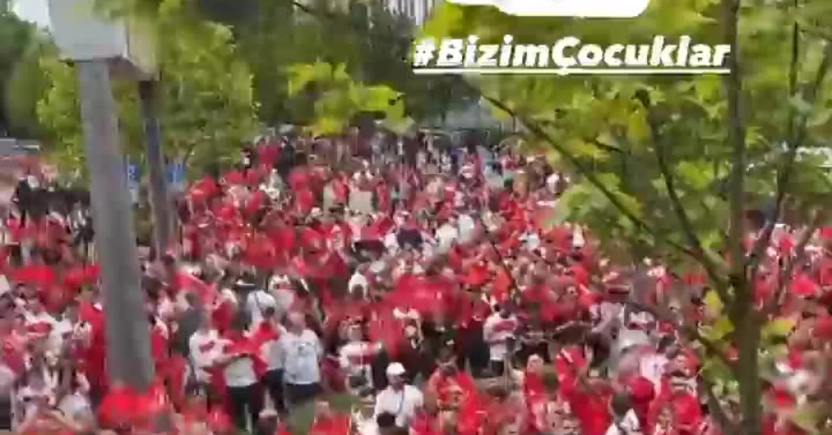Türk taraftarlar Almanya'da 'Erik Dalı' oynadı!