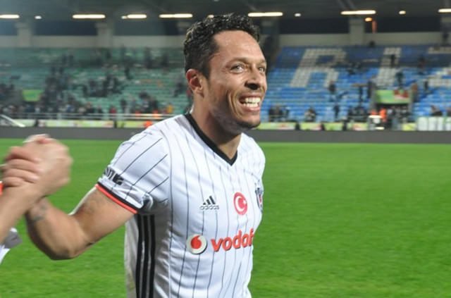 Adriano attı sosyal medya çalkalandı