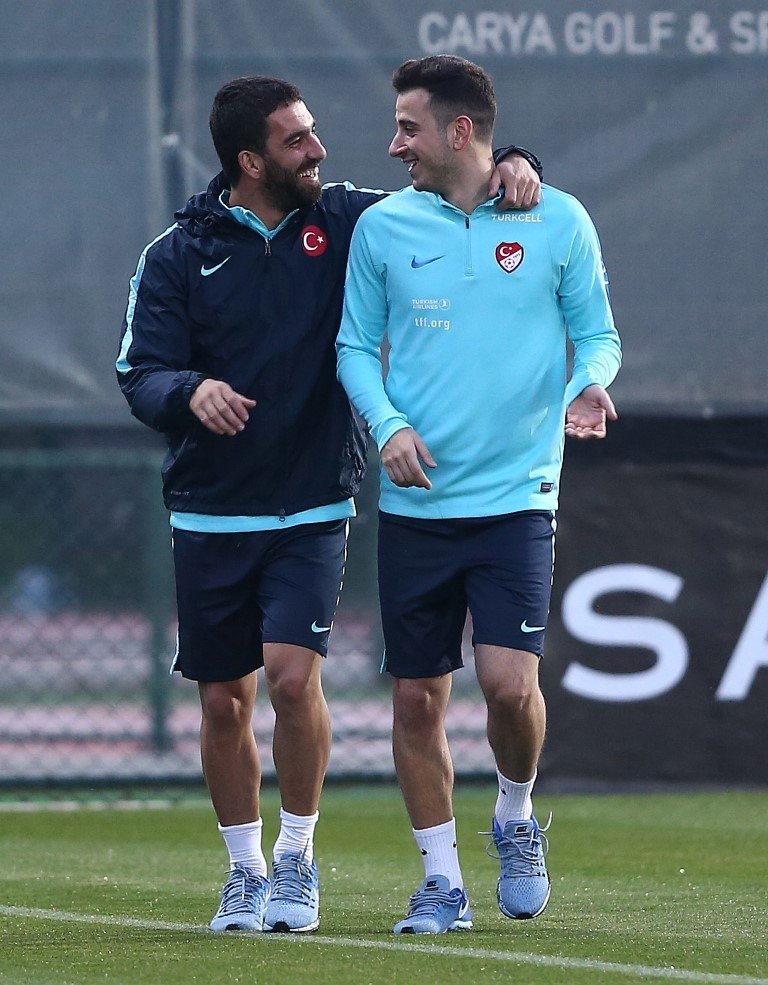 Arda Turan, uçakta gazeteciyle kavga etti