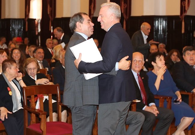 Dursun Özbek, Tudor sorunu pas geçti!