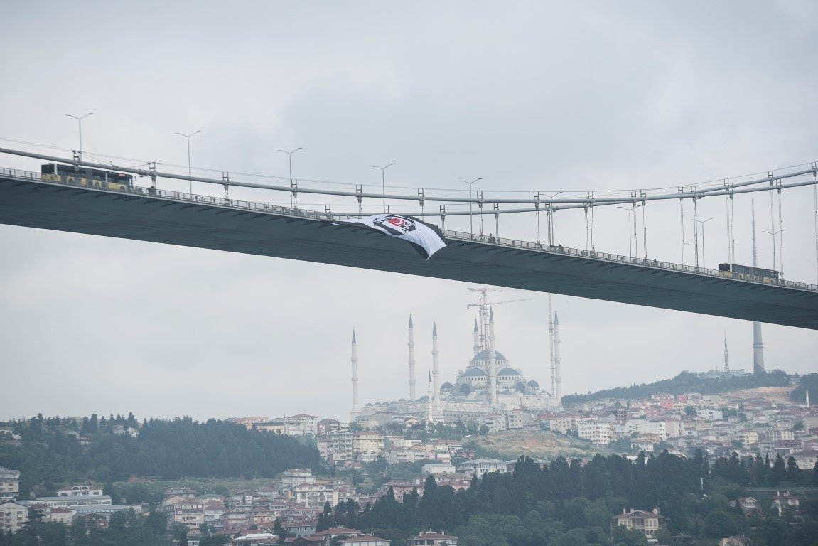 Şampiyon Beşiktaş’ın bayrağı köprüde