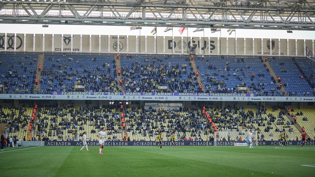 Kadıköy'de tribünlerden büyük tepki! Ali Koç istifa Kadıköy'de tribünlerden büyük tepki! Ali Koç istifa
