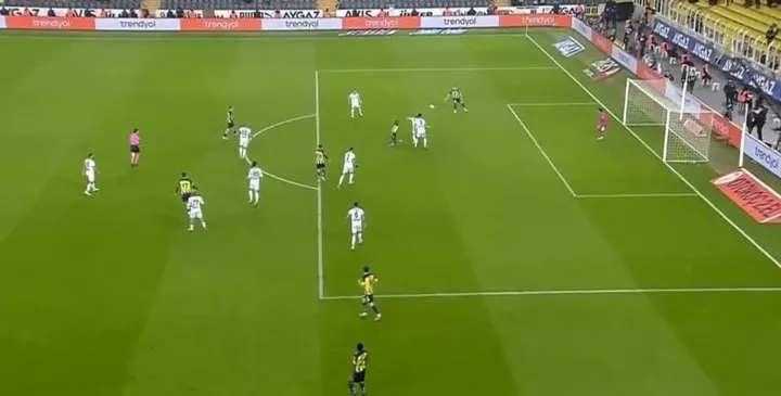 Fenerbahçe'de Enner Valencia yerde kaldı! Hakem penaltı noktasını gösterdi - 1