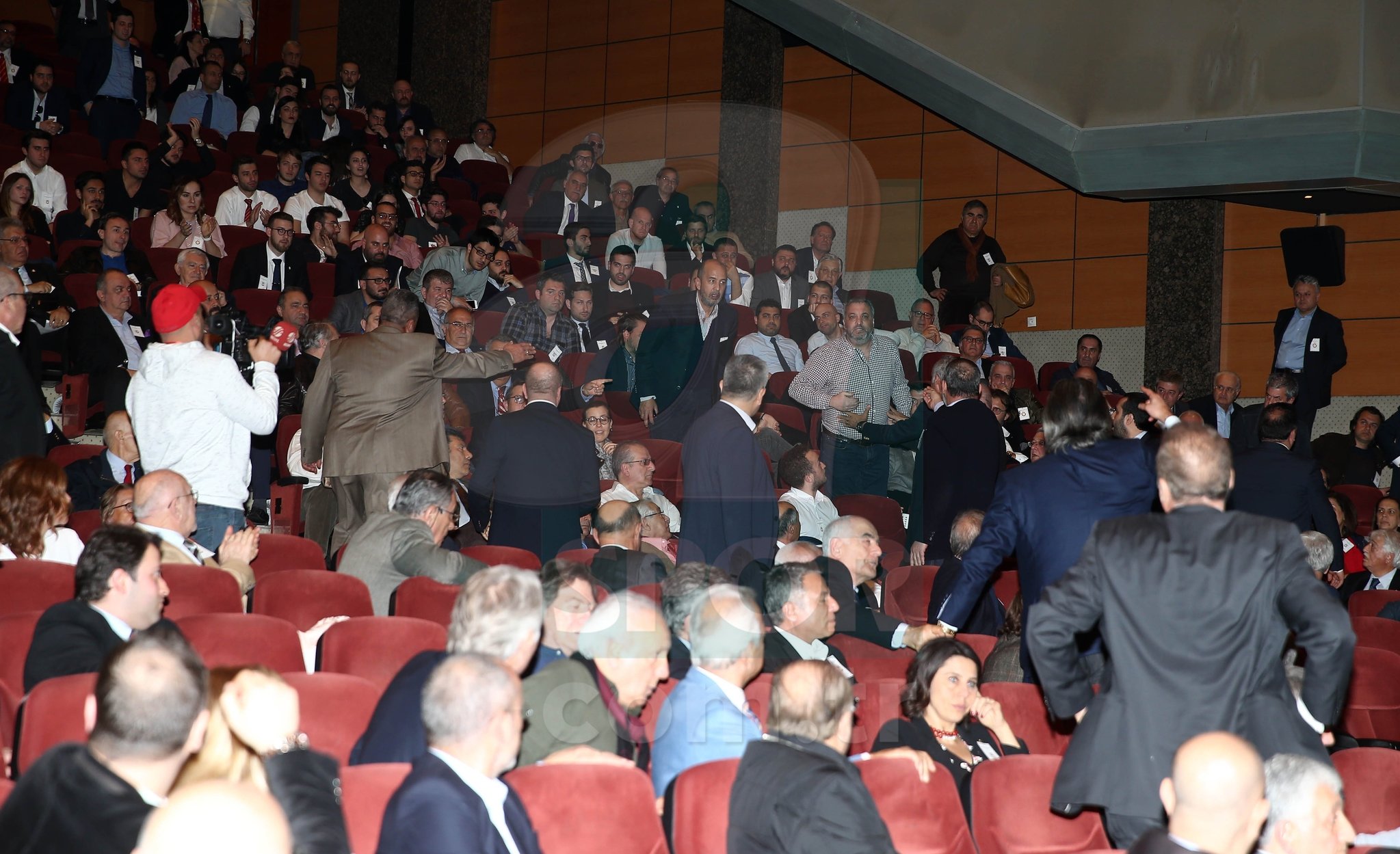 Galatasaray genel kurulunda kavga