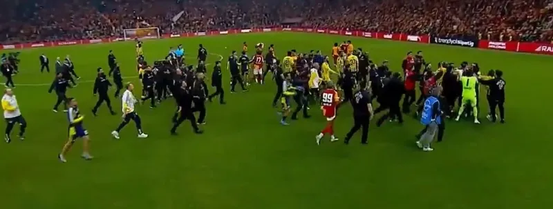 Galatasaray-Fenerbahçe derbisinde son düdükle ortalık karıştı! Kerem ve Sallai... - 2