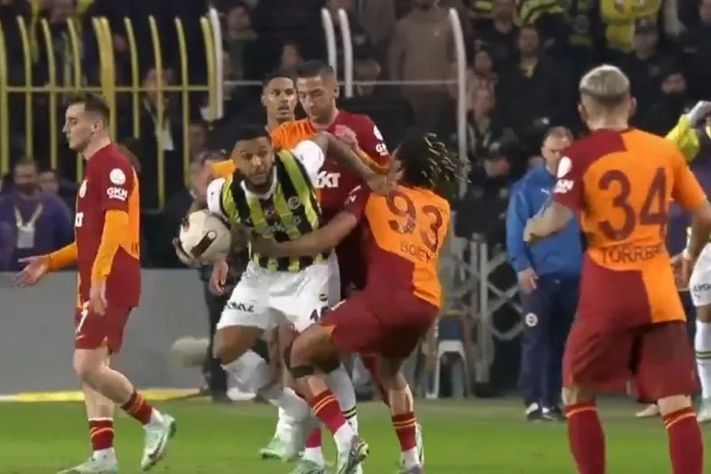 Derbide gergin anlar! Ortalık bir anda karıştı - 2