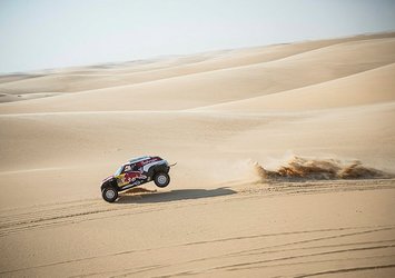 Carlos Sainz liderliğini sürdürdü