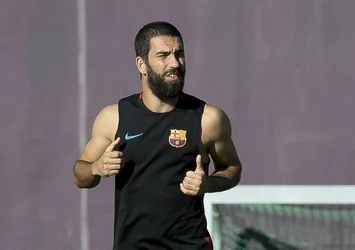 Arda Turan, Barcelona'da kalıyor