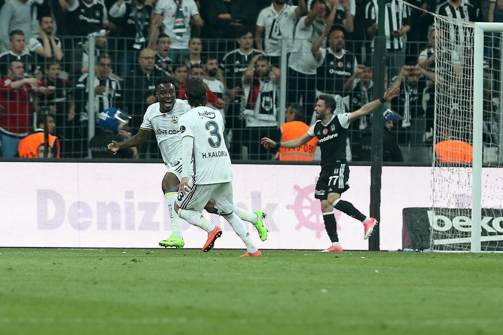Emenike ortalığı karıştırdı