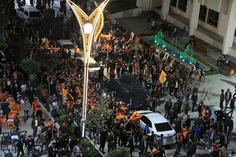 Galatasaray taraftarları sokaklara döküldü!