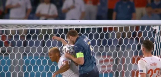 Son dakika spor haberi: İtalya - İsviçre maçında Giorgio Chiellini'nin golüne VAR engeli! İşte o pozisyon... - 2