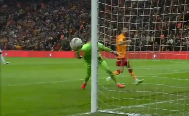 Galatasaray - Ankaragücü maçında inanılmaz pozisyon! Emre Kılınç boş kaleye atamadı - 3