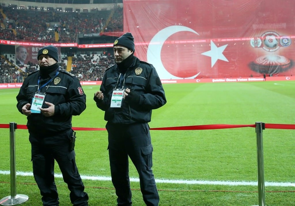 Yıldızlar teröre karşı sahaya indi