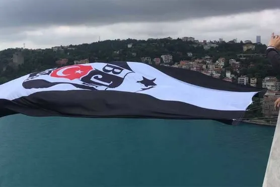 Şampiyon Beşiktaş'ın bayrağı köprüde