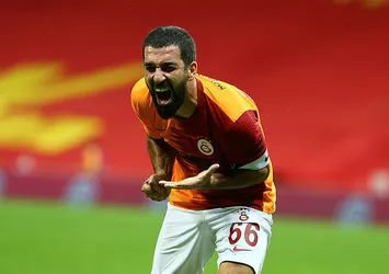 Arda Turan futbolu bıraktığını açıkladı!