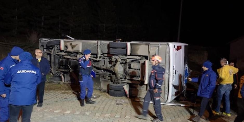 Ankaragücü taraftarlarını taşıyan otobüs kaza yaptı! İlk fotoğraflar...