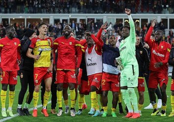 Lens tek attı 3 aldı!